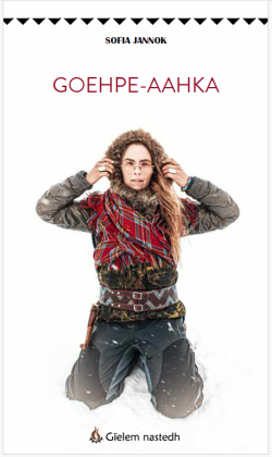 Dame med skuterdress og knivbelte på , sitter på knærne i snøen.