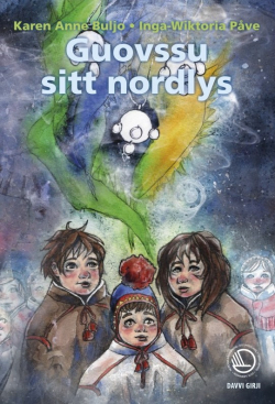 Bokomslag av barneboka Guovssu sitt nordlys, med illustrasjon av tre samiske barn under nordlyset.