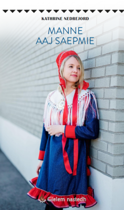 Koftekledd ung dame lener seg mot en murvegg.