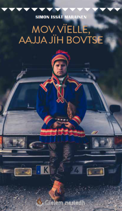 Koftekledd mann står foran en bil.