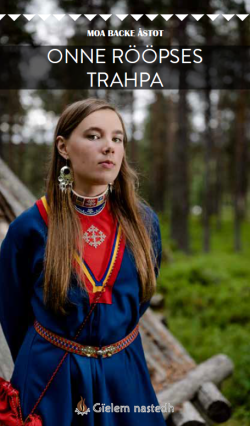 Koftekledd ung dame står ute i skogen foran en gamme.