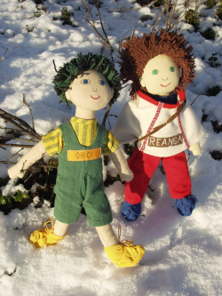 Foto av to dukker ute på sneen.